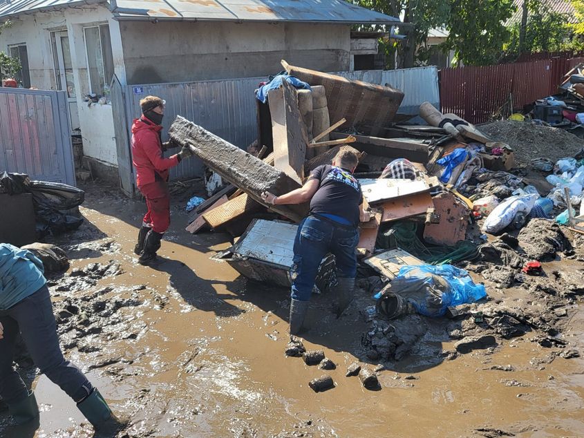 Reportaj. Ce a rămas în urma inundațiilor fulger din județul Galați. „Ultimele zile de viață trebuie să le stau în noroi și cu peria în mână”