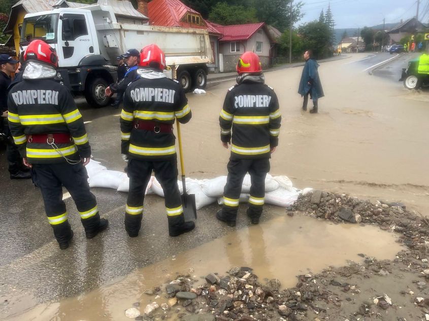 O viitură care anunță viitorul. De ce se intensifică fenomenele meteo extreme și ce facem dacă suntem surprinși la volan de o ploaie torențială